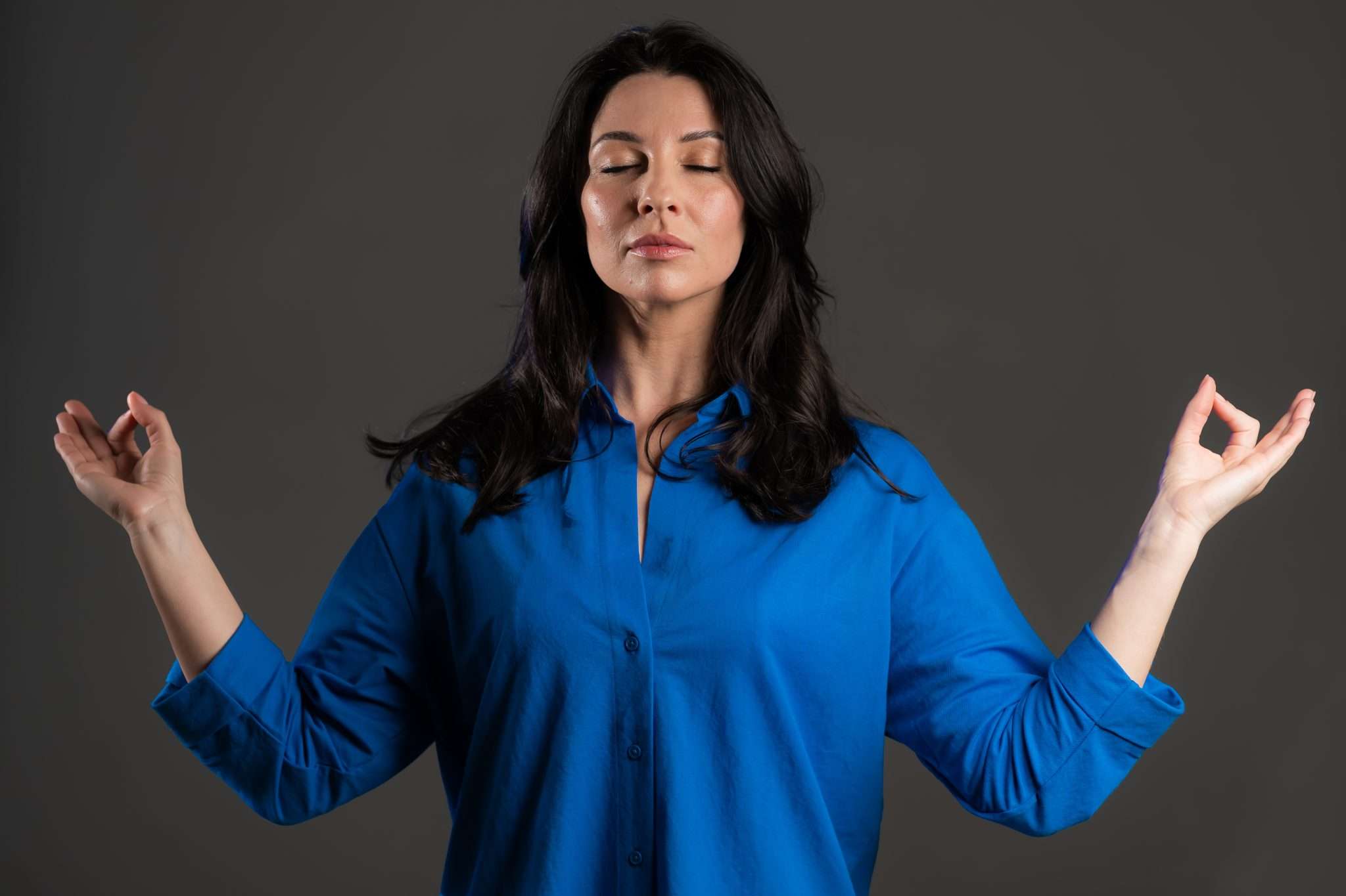 Femme mature méditant calmement