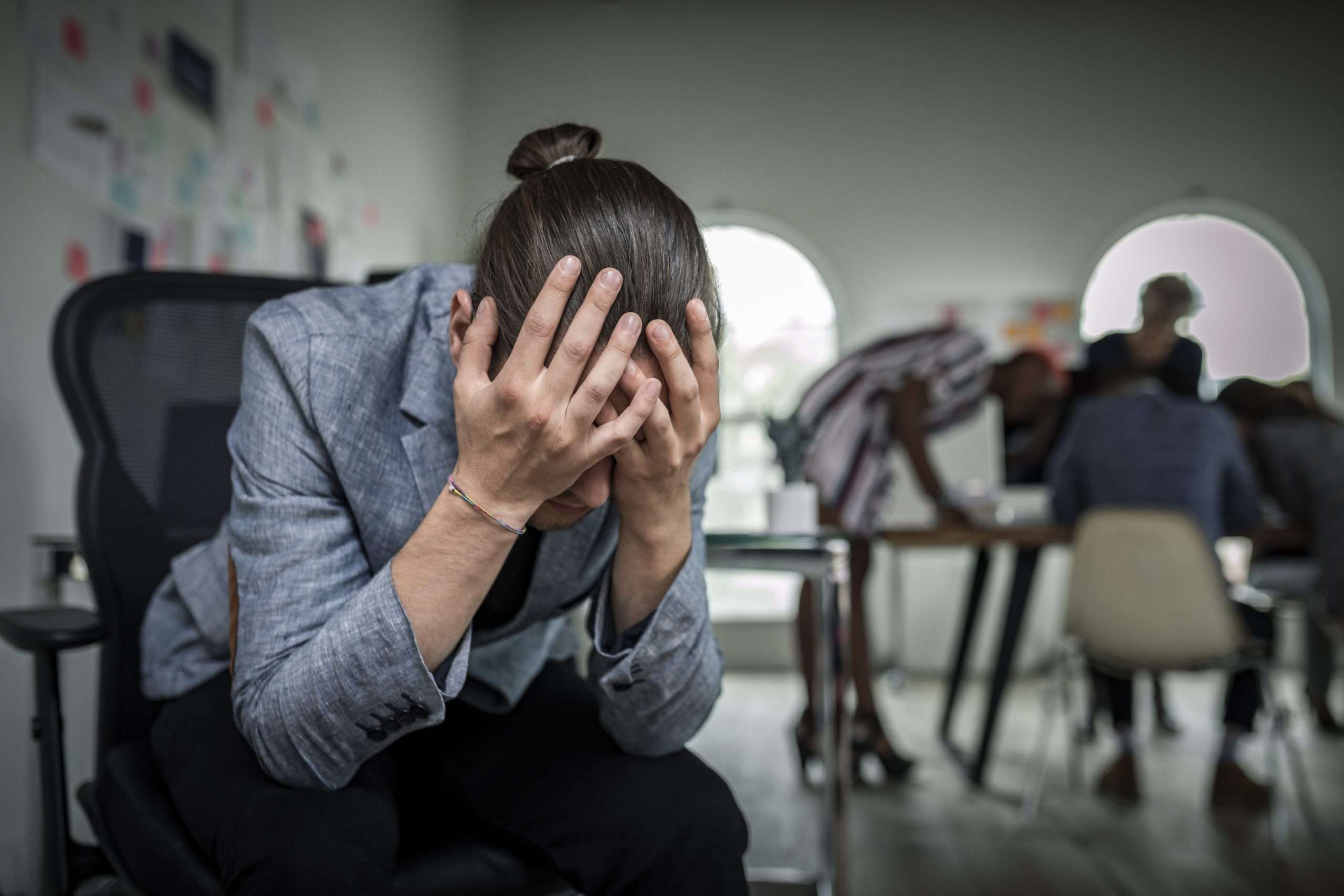 Homme confronté au stress et à l’anxiété