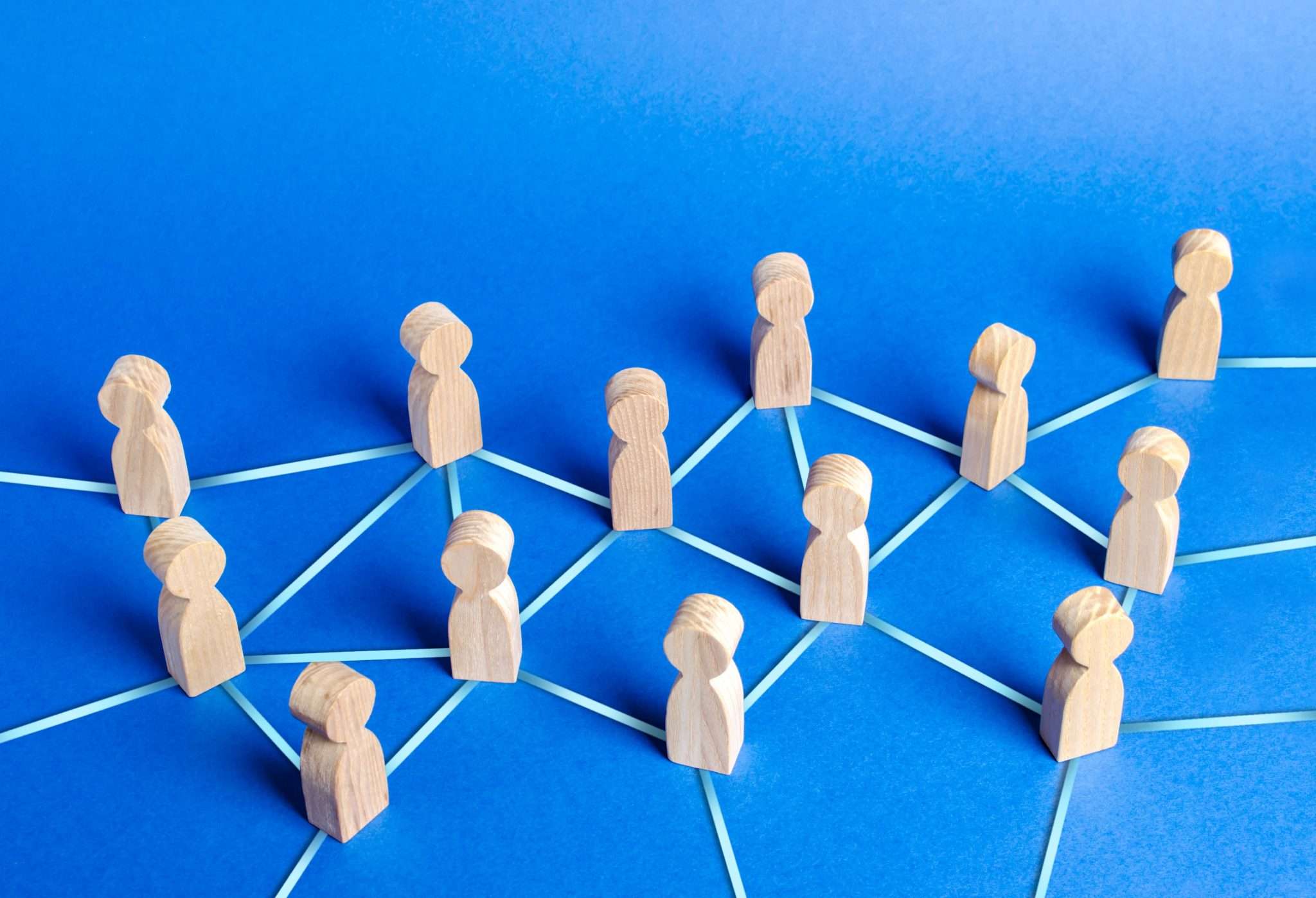 Figurines reliées entre elles symbolisant des liens relationnels
