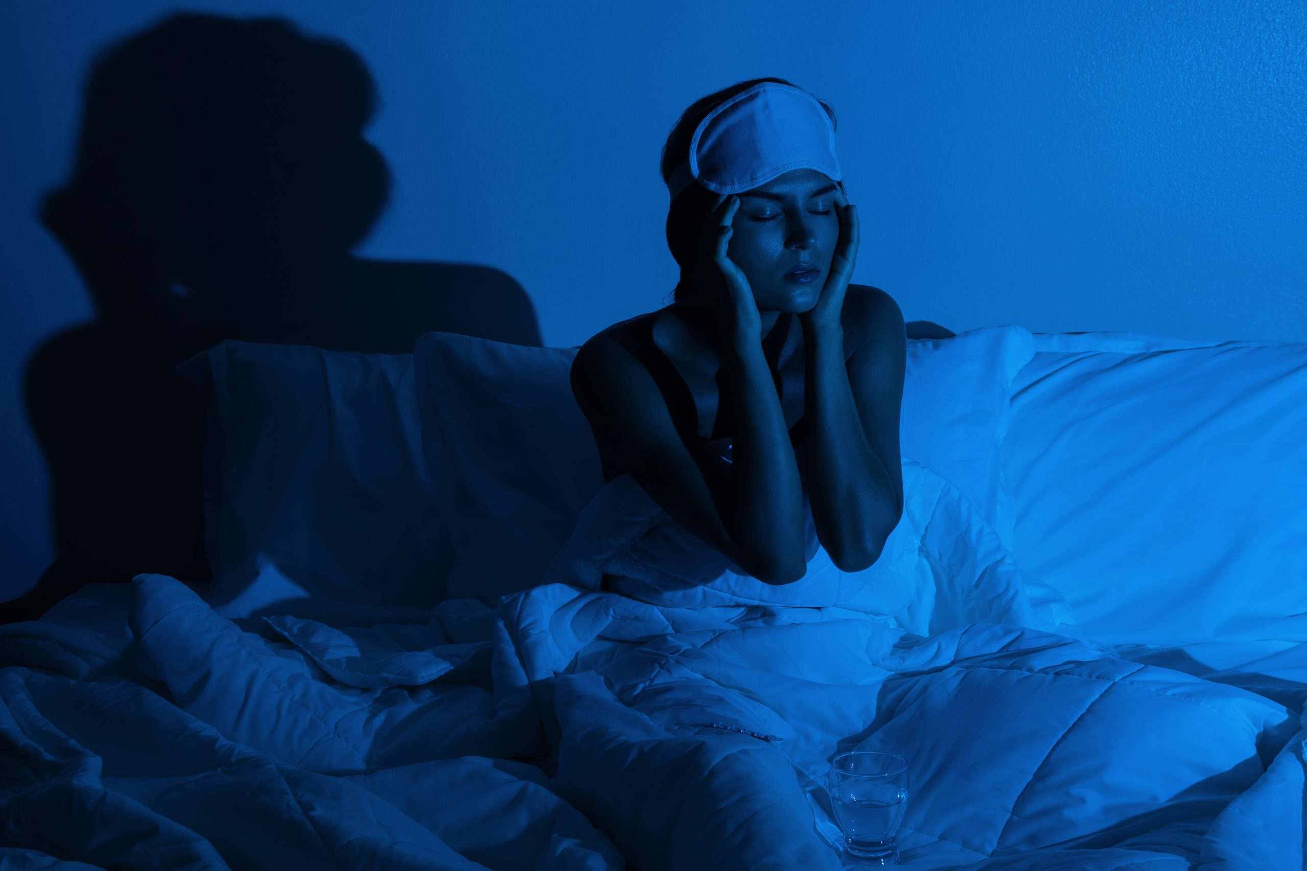 Femme éveillée la nuit confrontée à des troubles du sommeil